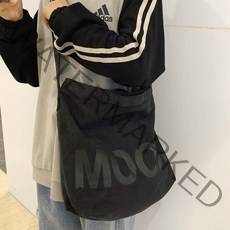 주디앤 무드 레터링 숄더 크로스백